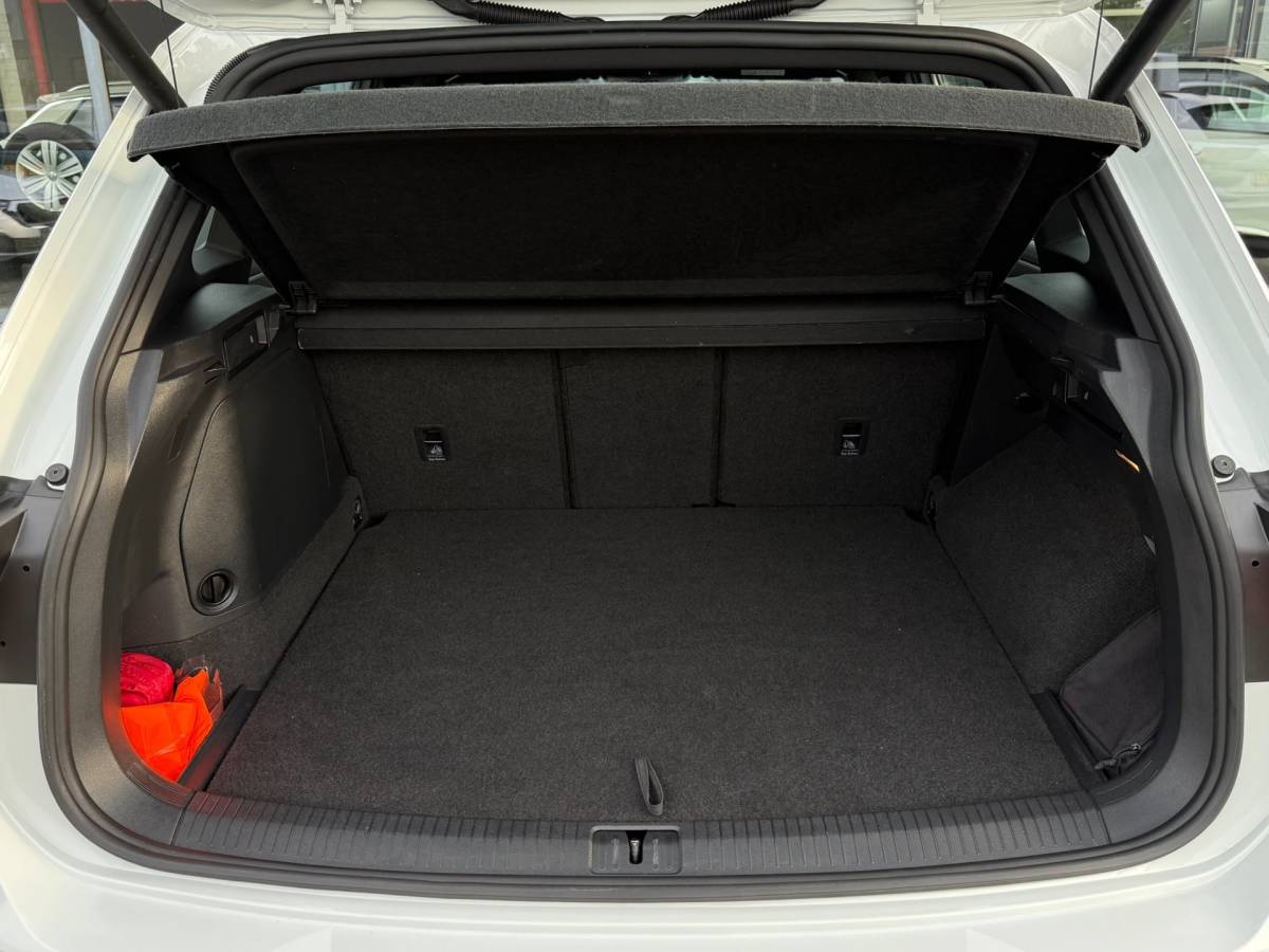 Volkswagen Tiguan Volkswagen Tiguan 1.4 TSI eHybrid R-Line Business+ | SOH 97% | 245PK | Dynamische knipperlichten