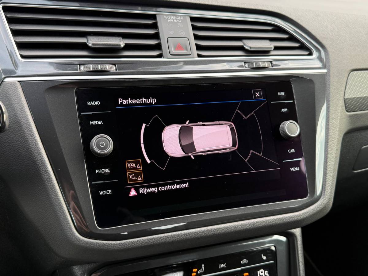 Volkswagen Tiguan Volkswagen Tiguan 1.4 TSI eHybrid R-Line Business+ | SOH 97% | 245PK | Dynamische knipperlichten