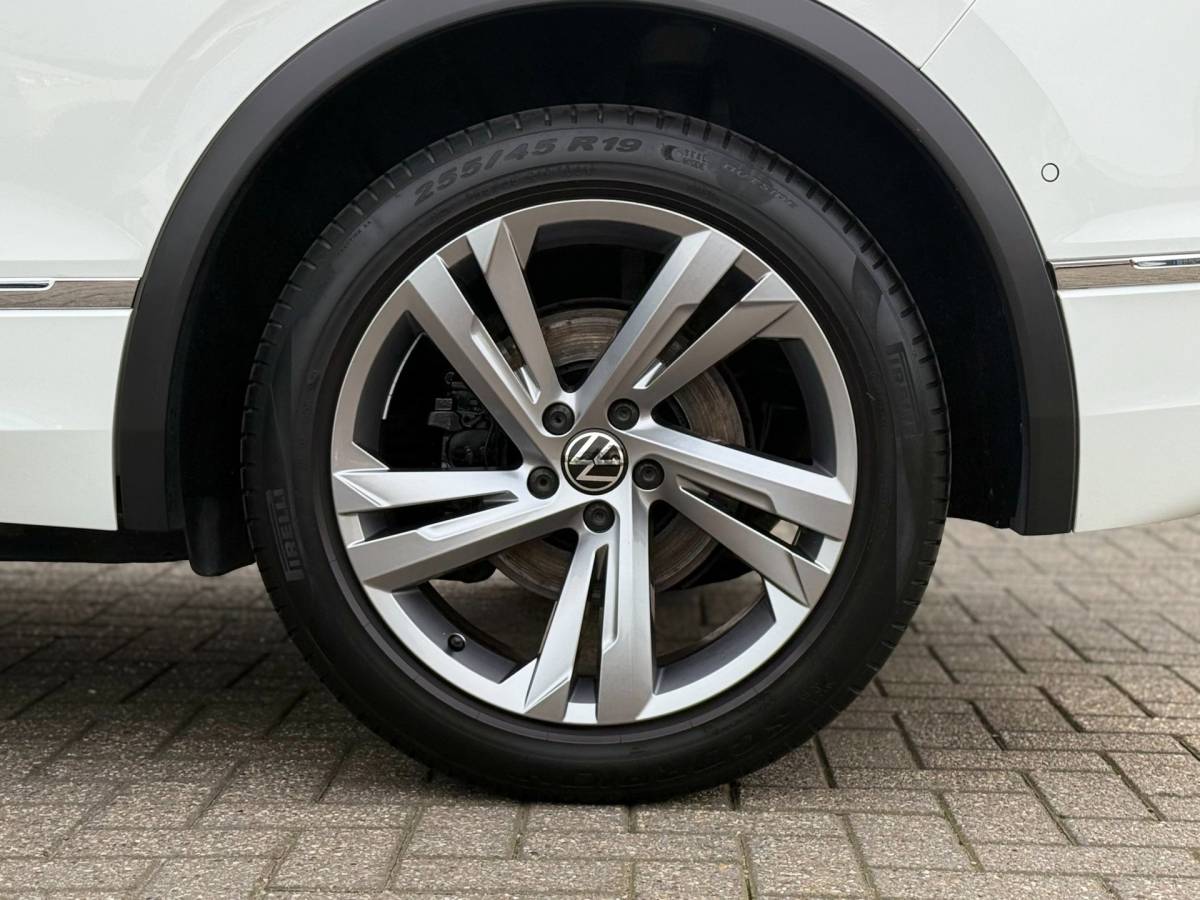 Volkswagen Tiguan Volkswagen Tiguan 1.4 TSI eHybrid R-Line Business+ | SOH 97% | 245PK | Dynamische knipperlichten