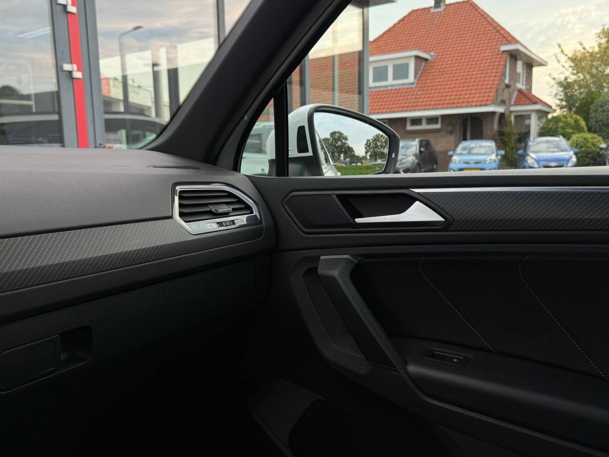 Volkswagen Tiguan Volkswagen Tiguan 1.4 TSI eHybrid R-Line Business+ | SOH 97% | 245PK | Dynamische knipperlichten