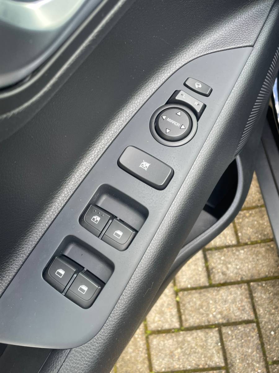 Kia Stonic Kia Stonic 1.0 T-GDi MHEV DynamicLine Automaat Navigatie, Climate Control, Cruise Control, Stoel/Stuurverwarming, 15″Lm, Achteruitrijcamera
