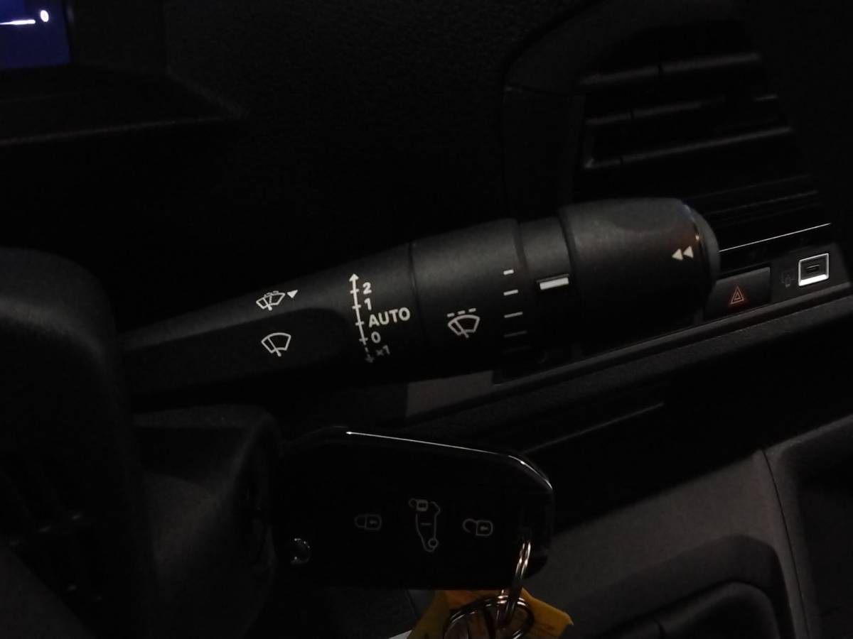 Opel Vivaro Opel Vivaro 1.5 Diesel 120pk L3 Dubbele Cabine Apple Carplay /  Android Auto Parkeersensoren V+A Trekhaak Camera Navigatie Cruise Control LED koplampen houten afwerking laadruimte