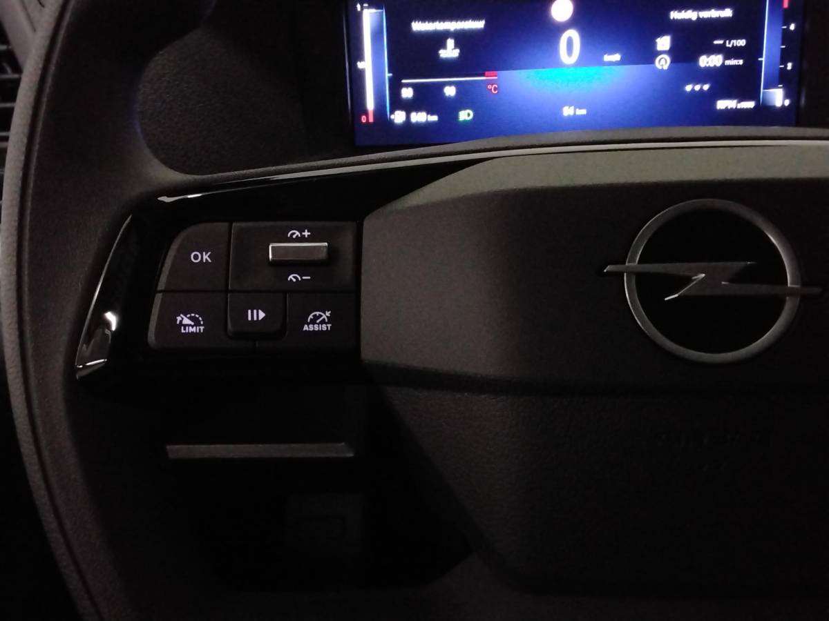 Opel Vivaro Opel Vivaro 1.5 Diesel 120pk L3 Dubbele Cabine Apple Carplay /  Android Auto Parkeersensoren V+A Trekhaak Camera Navigatie Cruise Control LED koplampen houten afwerking laadruimte