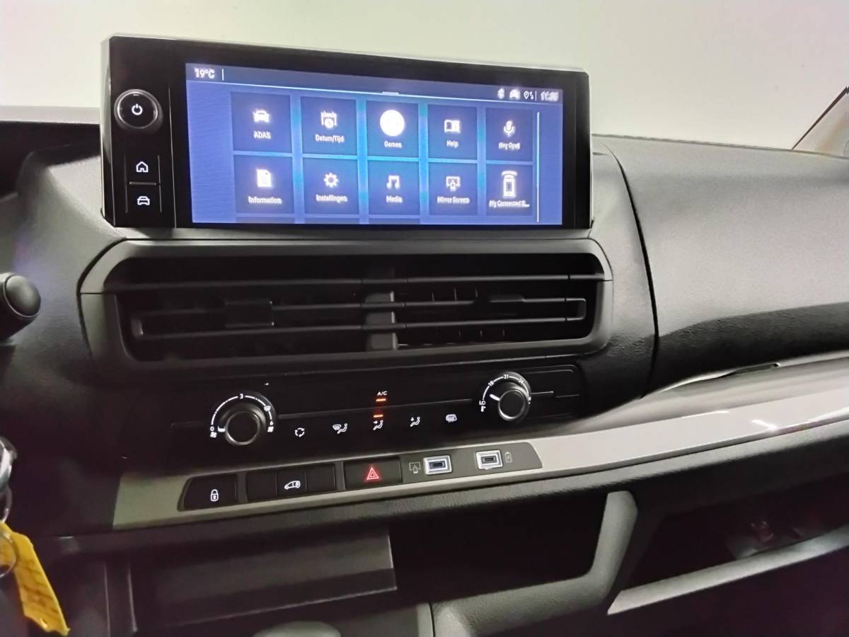 Opel Vivaro Opel Vivaro 1.5 Diesel 120pk L3 Dubbele Cabine Apple Carplay /  Android Auto Parkeersensoren V+A Trekhaak Camera Navigatie Cruise Control LED koplampen houten afwerking laadruimte