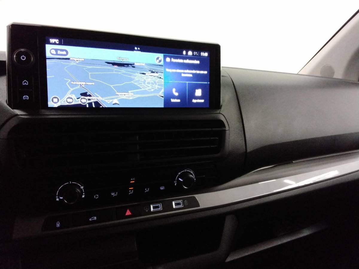 Opel Vivaro Opel Vivaro 1.5 Diesel 120pk L3 Dubbele Cabine Apple Carplay /  Android Auto Parkeersensoren V+A Trekhaak Camera Navigatie Cruise Control LED koplampen houten afwerking laadruimte