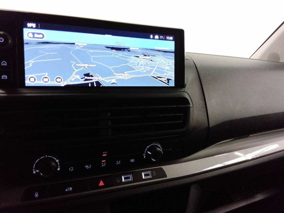 Opel Vivaro Opel Vivaro 1.5 Diesel 120pk L3 Dubbele Cabine Apple Carplay /  Android Auto Parkeersensoren V+A Trekhaak Camera Navigatie Cruise Control LED koplampen houten afwerking laadruimte