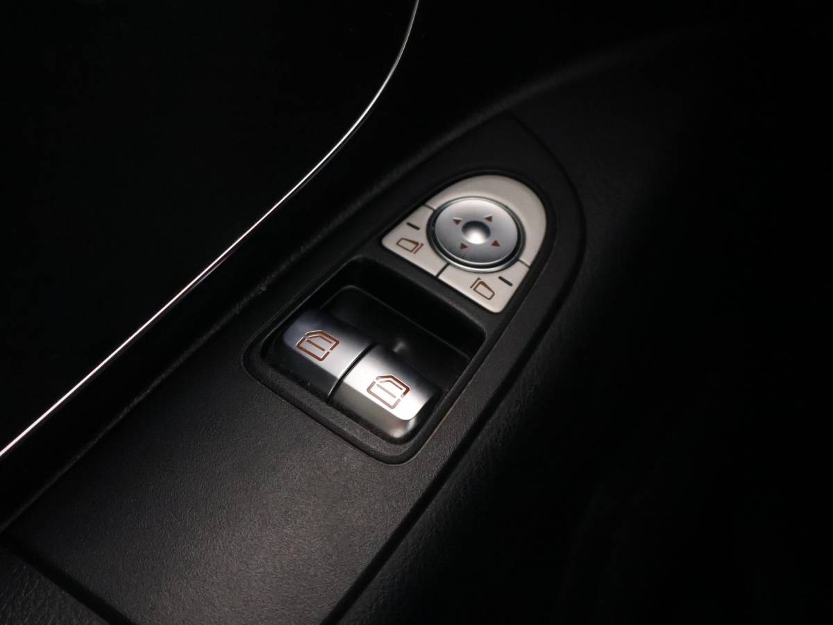 Mercedes-Benz Vito Mercedes-Benz Vito 114 CDI L2 + 19 INCH | SPOILERPAKKET | SIDEBARS | LED | APPLE CARPLAY | CAMERA | STOELVERWARMING