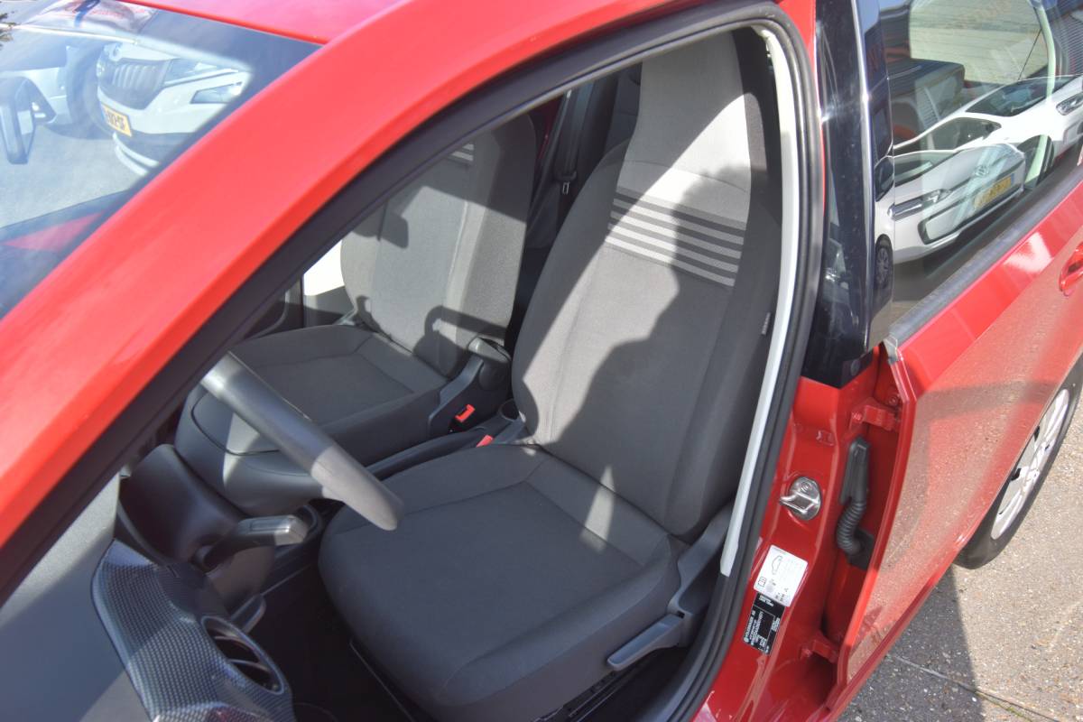 Volkswagen up! Volkswagen Up! 1.0 , AIRCO , BL TOOTH , RADIO , EL VOOR , CV AFST ,