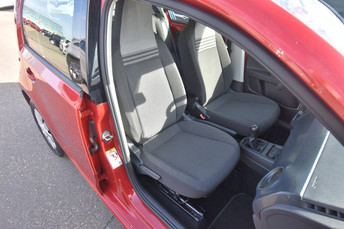 Volkswagen up! Volkswagen Up! 1.0 , AIRCO , BL TOOTH , RADIO , EL VOOR , CV AFST ,
