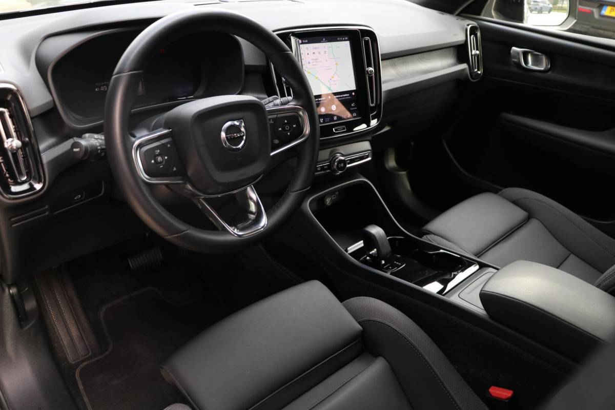Volvo XC40 Volvo XC40 Recharge Pro 70kWh AdaptiveCruise Camera Stoel/stuur verwarming TwoTone Sage Green PilotAssist AppleCarplay Uitstraling 74000KM BJ2023
