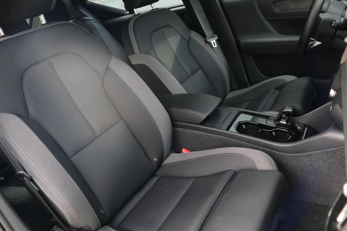 Volvo XC40 Volvo XC40 Recharge Pro 70kWh AdaptiveCruise Camera Stoel/stuur verwarming TwoTone Sage Green PilotAssist AppleCarplay Uitstraling 74000KM BJ2023