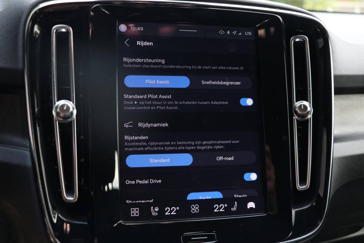 Volvo XC40 Volvo XC40 Recharge Pro 70kWh AdaptiveCruise Camera Stoel/stuur verwarming TwoTone Sage Green PilotAssist AppleCarplay Uitstraling 74000KM BJ2023