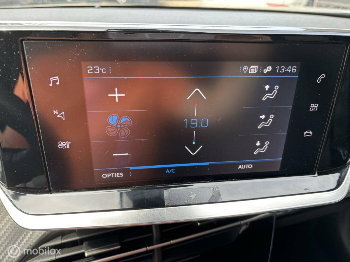 Peugeot 2008 Peugeot 2008 1.2 PureTech Allure 130 pk navigatie en camera cruise control