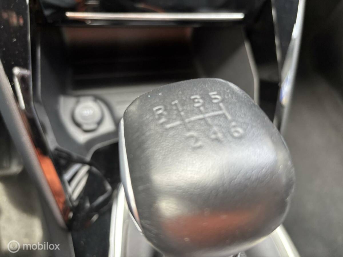 Peugeot 2008 Peugeot 2008 1.2 PureTech Allure 130 pk navigatie en camera cruise control