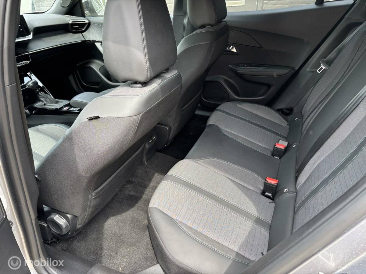 Peugeot 2008 Peugeot 2008 1.2 PureTech Allure 130 pk navigatie en camera cruise control