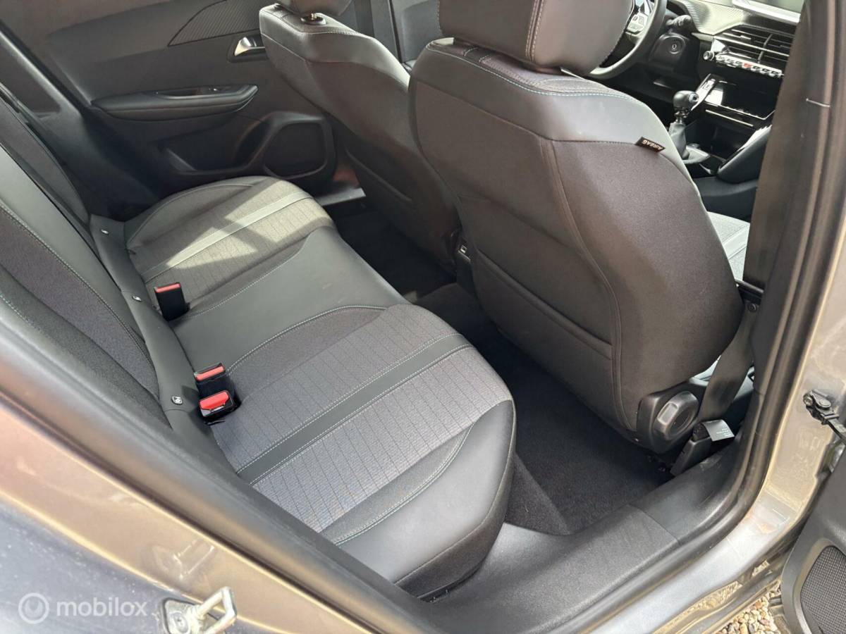 Peugeot 2008 Peugeot 2008 1.2 PureTech Allure 130 pk navigatie en camera cruise control