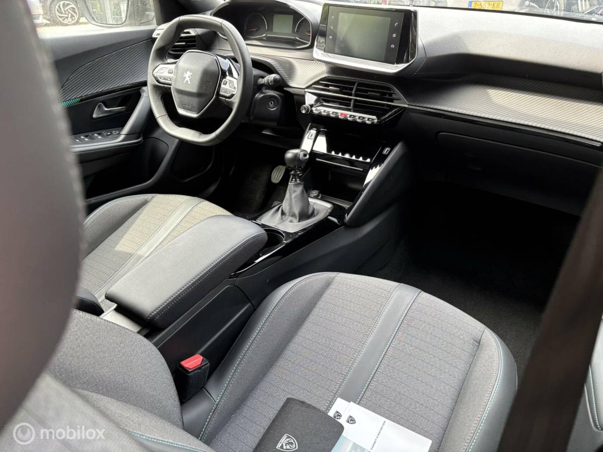 Peugeot 2008 Peugeot 2008 1.2 PureTech Allure 130 pk navigatie en camera cruise control
