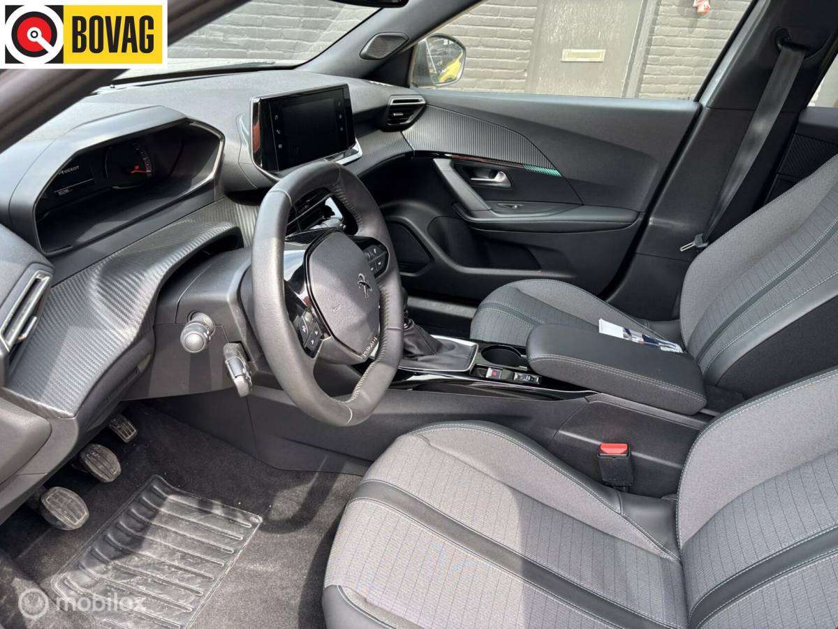 Peugeot 2008 Peugeot 2008 1.2 PureTech Allure 130 pk navigatie en camera cruise control