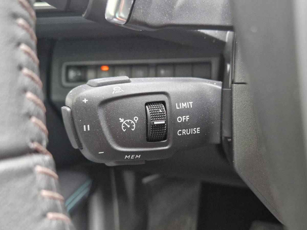 Peugeot 3008 Peugeot 3008 1.6 HYbrid 180 Allure Pack Business | DEMO | Achteruitrijcamera | Parkeersensoren V+A | Cruise & Climate control | Navigatie