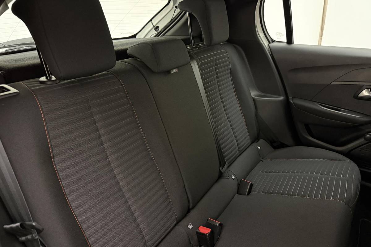 Peugeot 208 Peugeot 208 1.2 PureTech Blue Lease Active 75 PK | Handgeschakeld | Airco | Navigatie | Parkeersensor | Cruise Control | Licht Metalen Velgen | Camera | 1e eigenaar