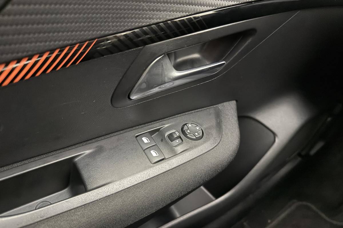 Peugeot 208 Peugeot 208 1.2 PureTech Blue Lease Active 75 PK | Handgeschakeld | Airco | Navigatie | Parkeersensor | Cruise Control | Licht Metalen Velgen | Camera | 1e eigenaar