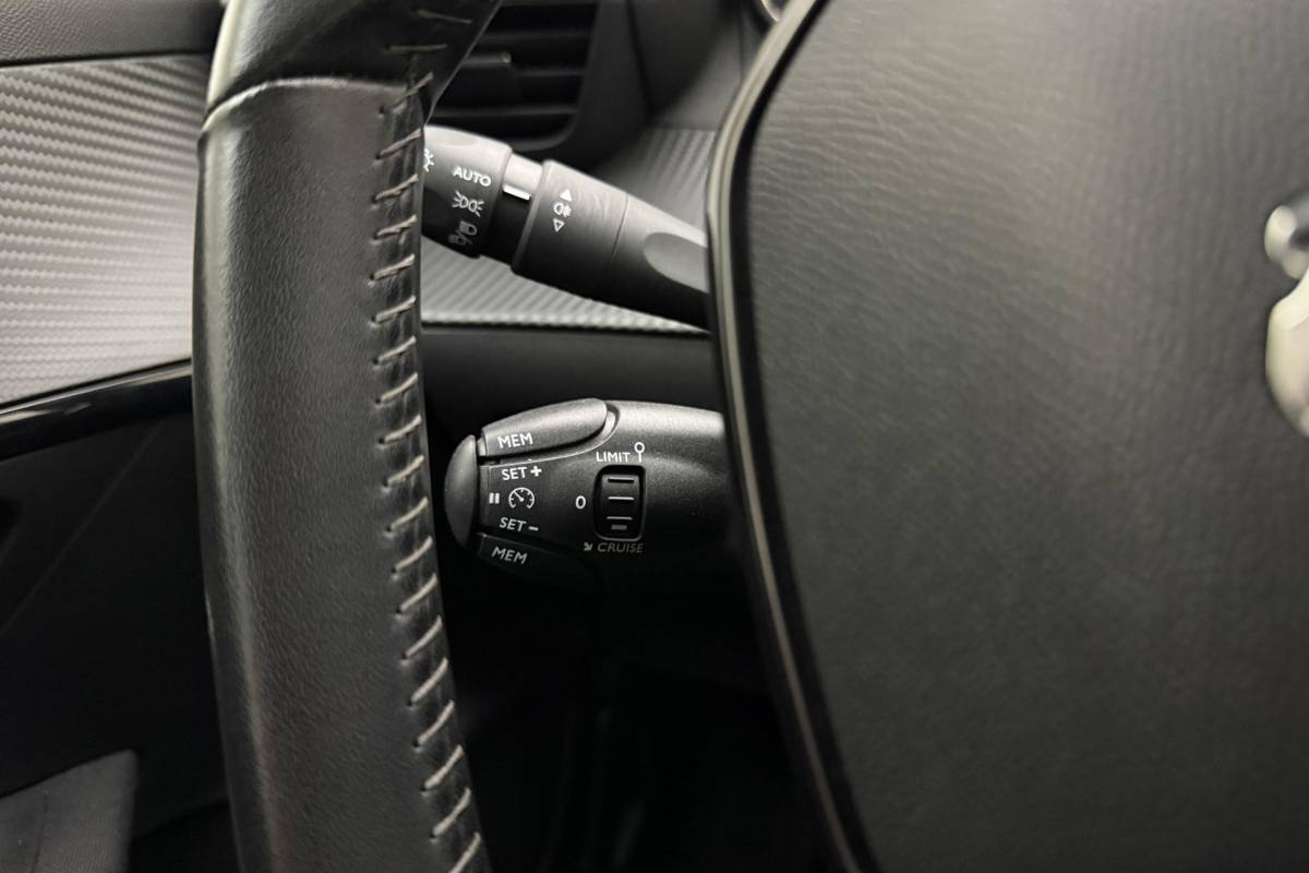 Peugeot 208 Peugeot 208 1.2 PureTech Blue Lease Active 75 PK | Handgeschakeld | Airco | Navigatie | Parkeersensor | Cruise Control | Licht Metalen Velgen | Camera | 1e eigenaar