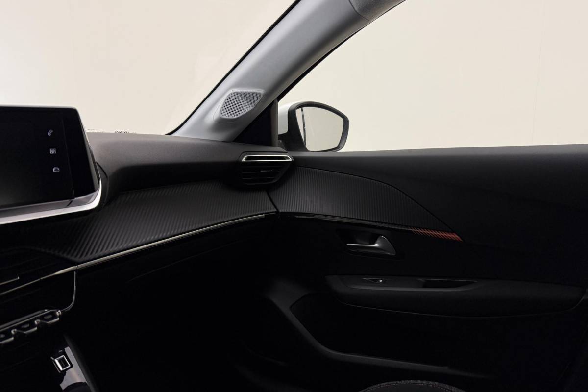 Peugeot 208 Peugeot 208 1.2 PureTech Blue Lease Active 75 PK | Handgeschakeld | Airco | Navigatie | Parkeersensor | Cruise Control | Licht Metalen Velgen | Camera | 1e eigenaar