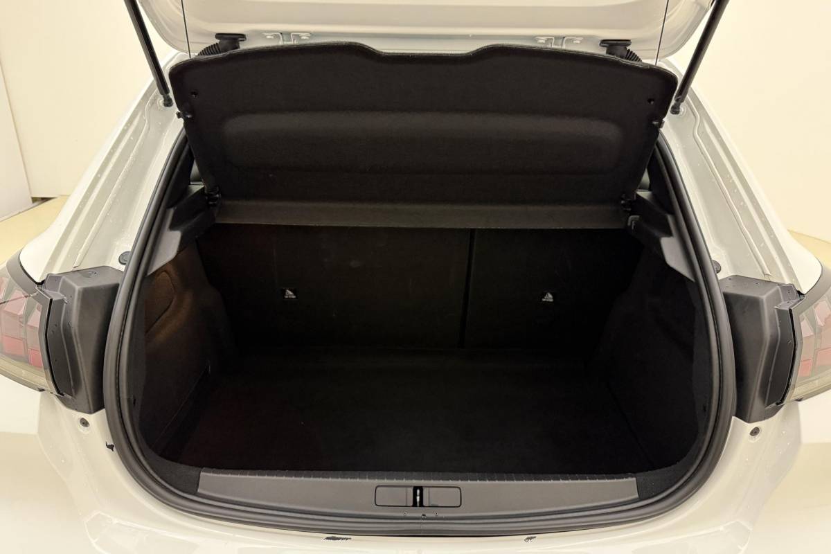 Peugeot 208 Peugeot 208 1.2 PureTech Blue Lease Active 75 PK | Handgeschakeld | Airco | Navigatie | Parkeersensor | Cruise Control | Licht Metalen Velgen | Camera | 1e eigenaar
