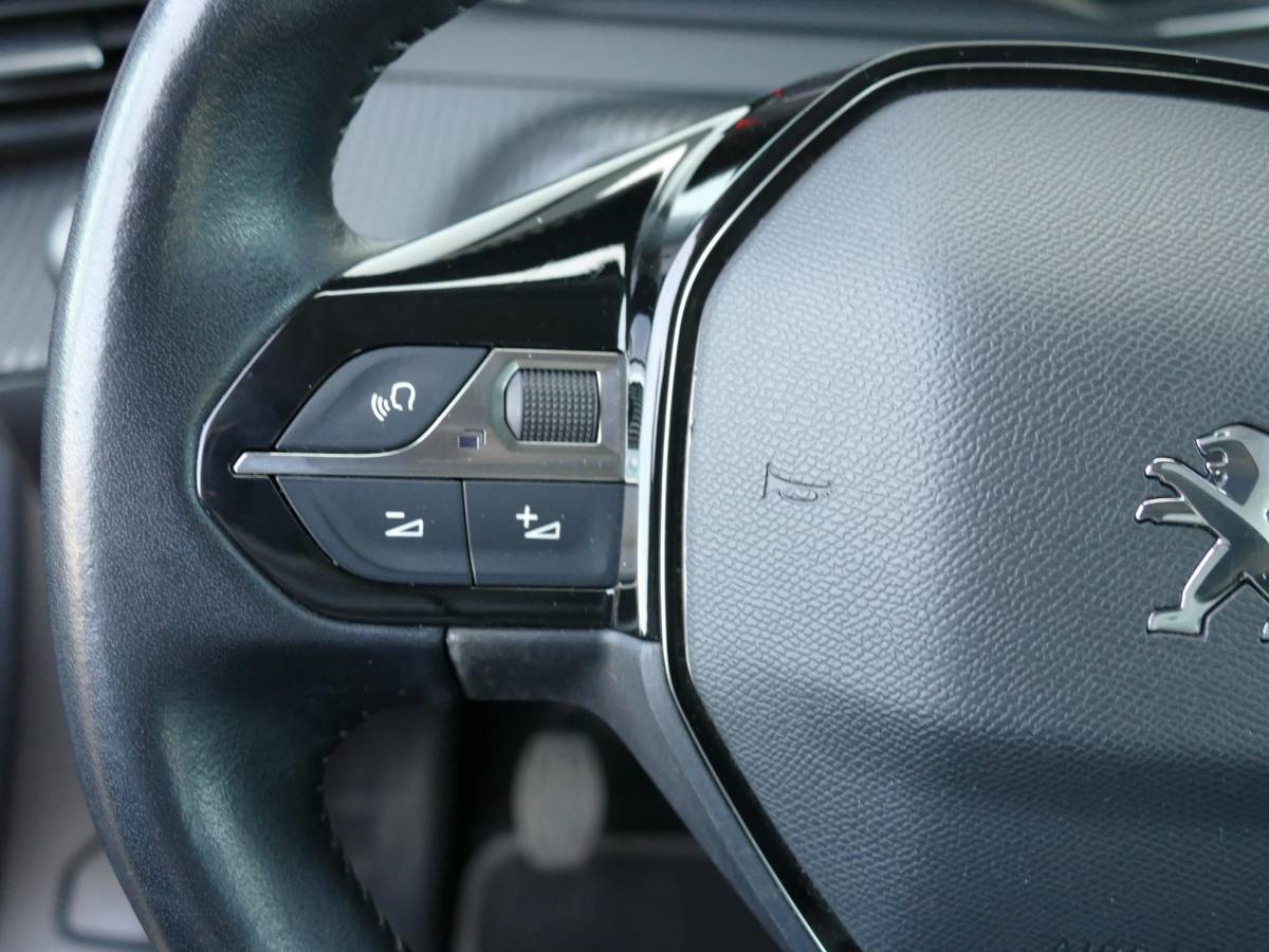 Peugeot 2008 Peugeot 2008 1.2 PureTech Active Pack | 100PK | Trekhaak | Cruise Control | Parkeersensoren Achter | Airco | Navigatie | Climate Control |