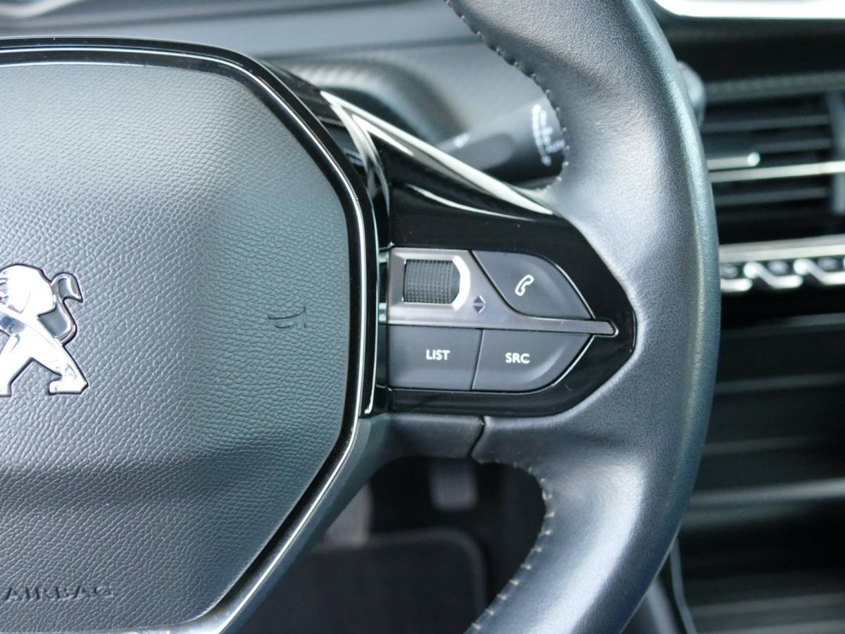 Peugeot 2008 Peugeot 2008 1.2 PureTech Active Pack | 100PK | Trekhaak | Cruise Control | Parkeersensoren Achter | Airco | Navigatie | Climate Control |