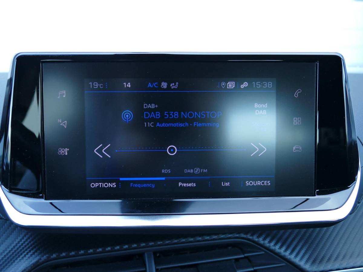 Peugeot 2008 Peugeot 2008 1.2 PureTech Active Pack | 100PK | Trekhaak | Cruise Control | Parkeersensoren Achter | Airco | Navigatie | Climate Control |