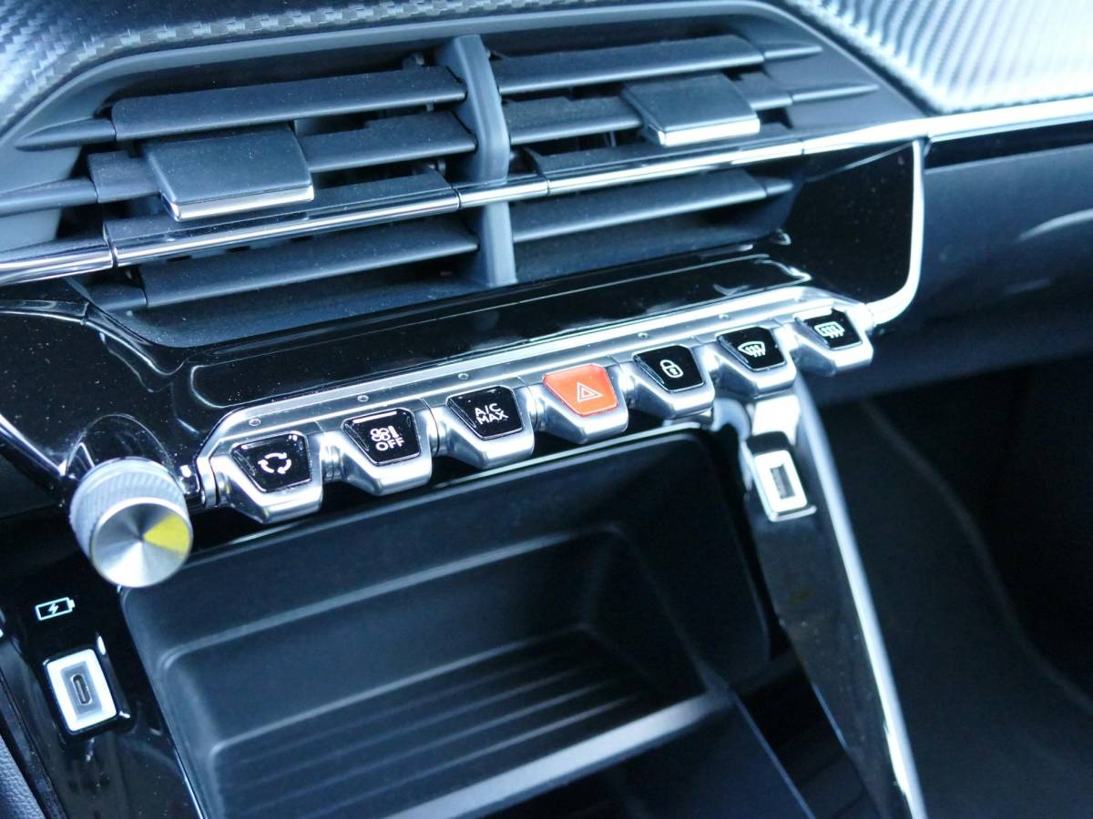 Peugeot 2008 Peugeot 2008 1.2 PureTech Active Pack | 100PK | Trekhaak | Cruise Control | Parkeersensoren Achter | Airco | Navigatie | Climate Control |