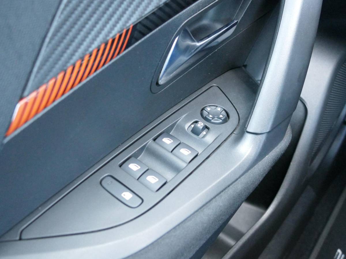 Peugeot 2008 Peugeot 2008 1.2 PureTech Active Pack | 100PK | Trekhaak | Cruise Control | Parkeersensoren Achter | Airco | Navigatie | Climate Control |