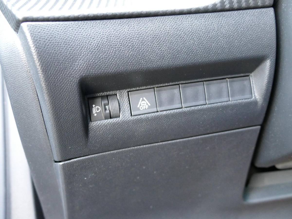 Peugeot 2008 Peugeot 2008 1.2 PureTech Active Pack | 100PK | Trekhaak | Cruise Control | Parkeersensoren Achter | Airco | Navigatie | Climate Control |