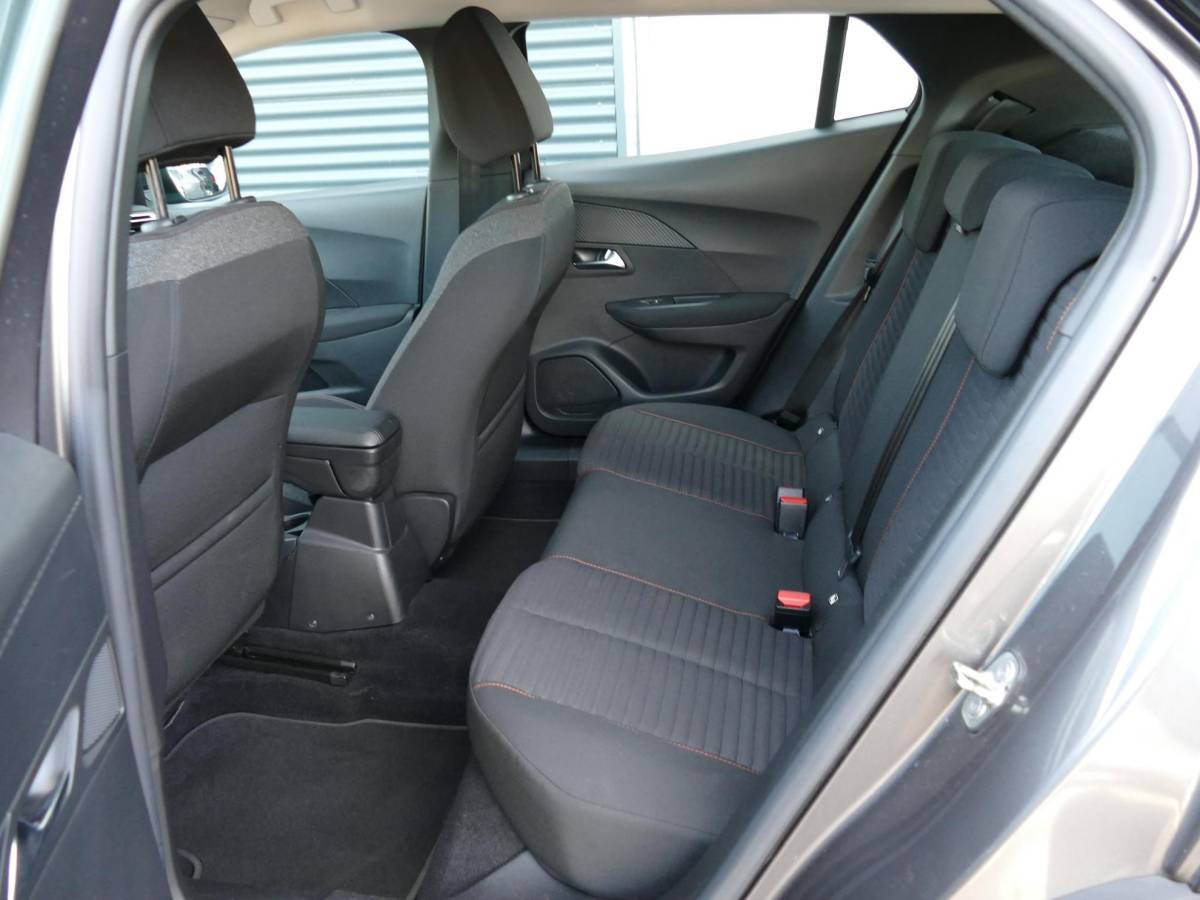 Peugeot 2008 Peugeot 2008 1.2 PureTech Active Pack | 100PK | Trekhaak | Cruise Control | Parkeersensoren Achter | Airco | Navigatie | Climate Control |