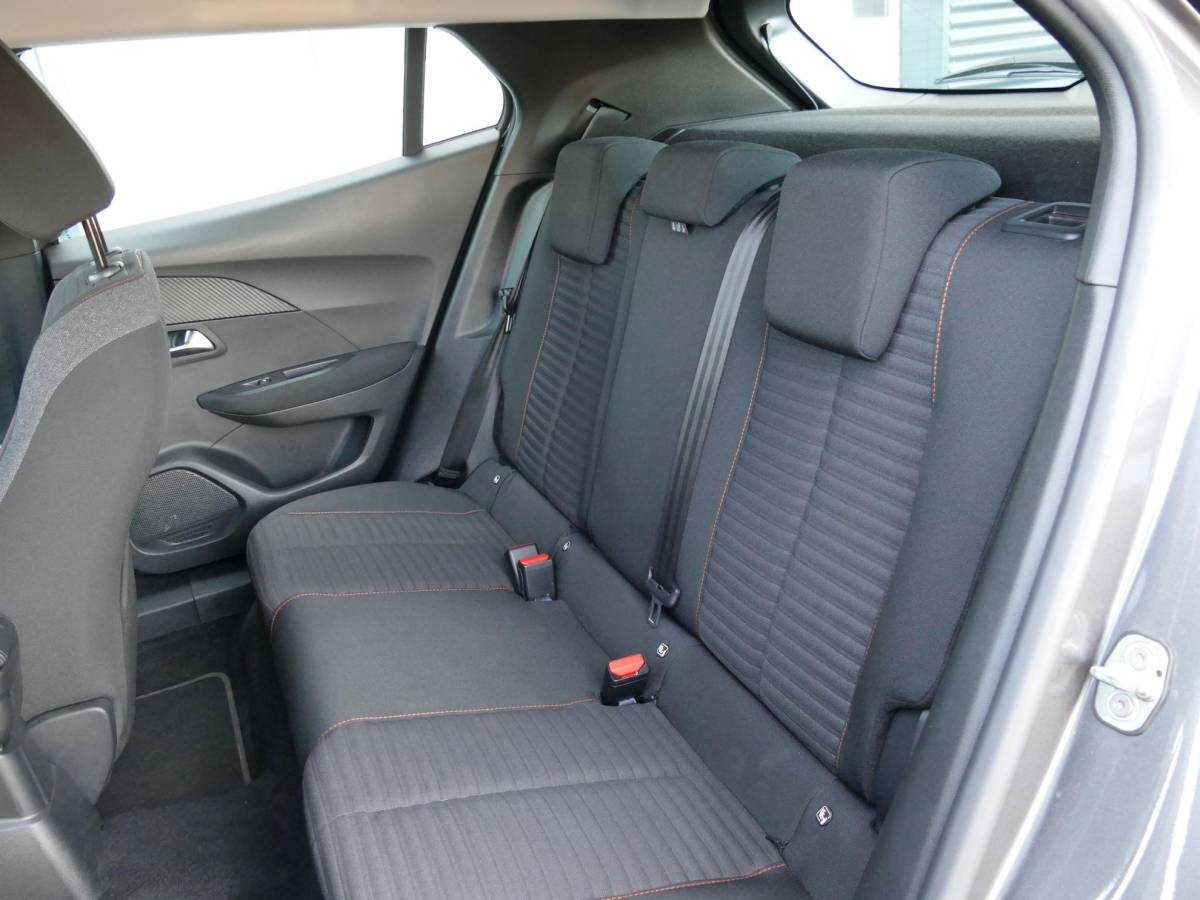 Peugeot 2008 Peugeot 2008 1.2 PureTech Active Pack | 100PK | Trekhaak | Cruise Control | Parkeersensoren Achter | Airco | Navigatie | Climate Control |