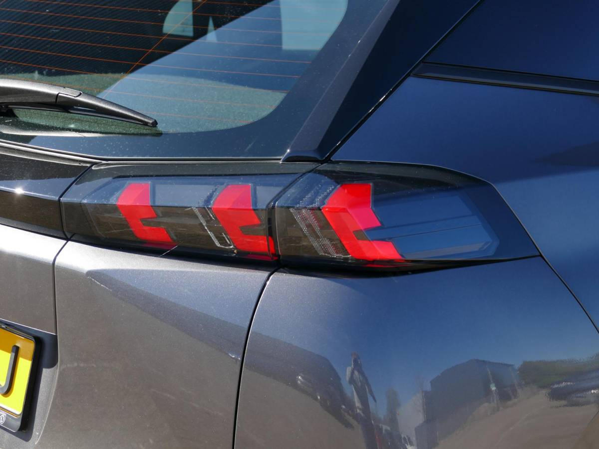 Peugeot 2008 Peugeot 2008 1.2 PureTech Active Pack | 100PK | Trekhaak | Cruise Control | Parkeersensoren Achter | Airco | Navigatie | Climate Control |