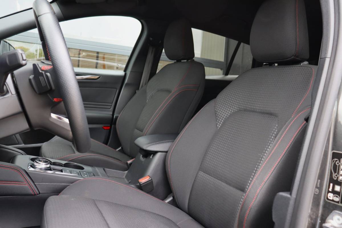 Ford Focus Ford Focus Wagon 1.0 EcoBoost Titanium ST X Business | NAP | Apple Carplay | Stoel/Stuur Verwarming | Cruise | Camera