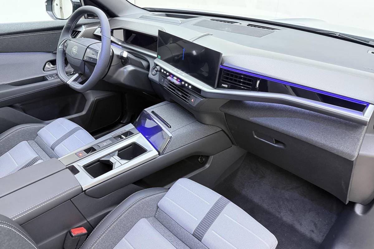 Opel Grandland Opel Grandland Electric Business Edition 73 kWh 213pk | Panoramadak | Navigatie | Climate Control | Camera | LED Matrix verlichting | Camera 360 | Elektrische Achterklep