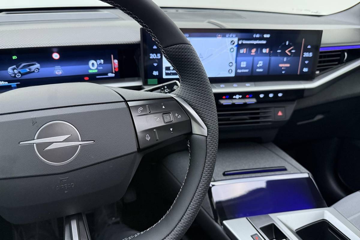 Opel Grandland Opel Grandland Electric Business Edition 73 kWh 213pk | Panoramadak | Navigatie | Climate Control | Camera | LED Matrix verlichting | Camera 360 | Elektrische Achterklep