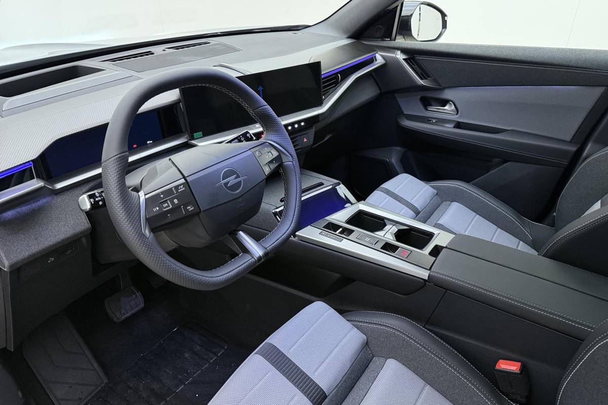 Opel Grandland Opel Grandland Electric Business Edition 73 kWh 213pk | Panoramadak | Navigatie | Climate Control | Camera | LED Matrix verlichting | Camera 360 | Elektrische Achterklep