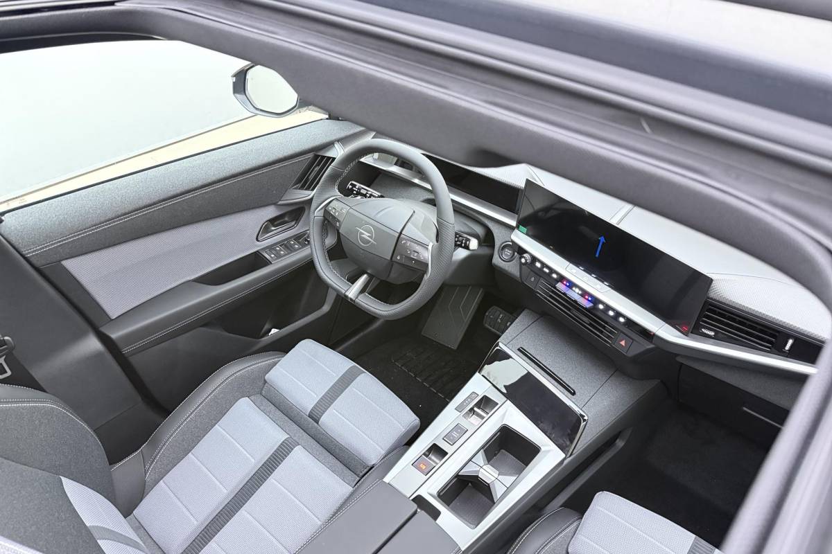 Opel Grandland Opel Grandland Electric Business Edition 73 kWh 213pk | Panoramadak | Navigatie | Climate Control | Camera | LED Matrix verlichting | Camera 360 | Elektrische Achterklep