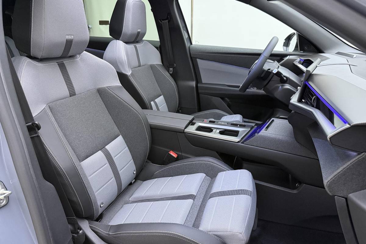 Opel Grandland Opel Grandland Electric Business Edition 73 kWh 213pk | Panoramadak | Navigatie | Climate Control | Camera | LED Matrix verlichting | Camera 360 | Elektrische Achterklep