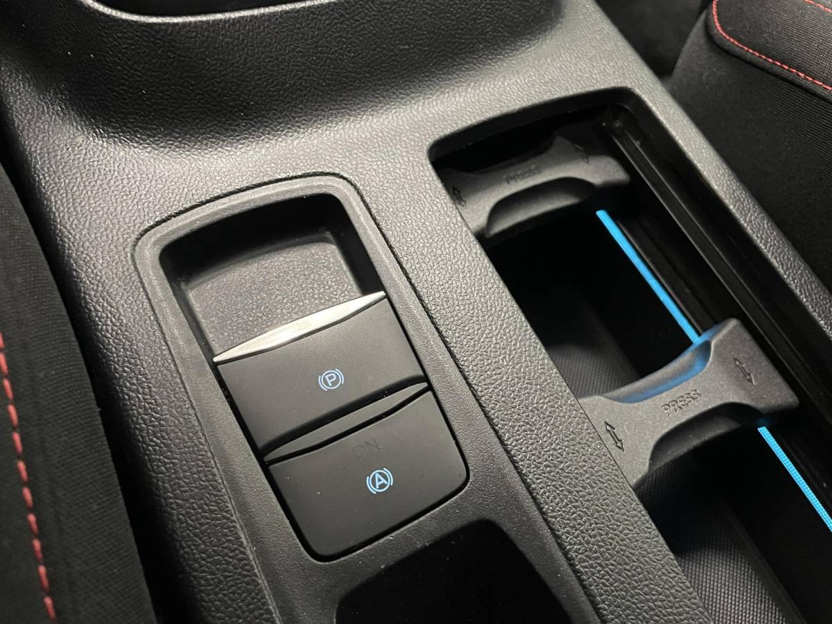 Ford Focus Ford Focus Wagon 1.0 EcoBoost Hybrid 155 pk ST Line Automaat LED Winterpakket PDC VA+Camera Carplay Navi Adaptive Cruise Control Privacy Glass