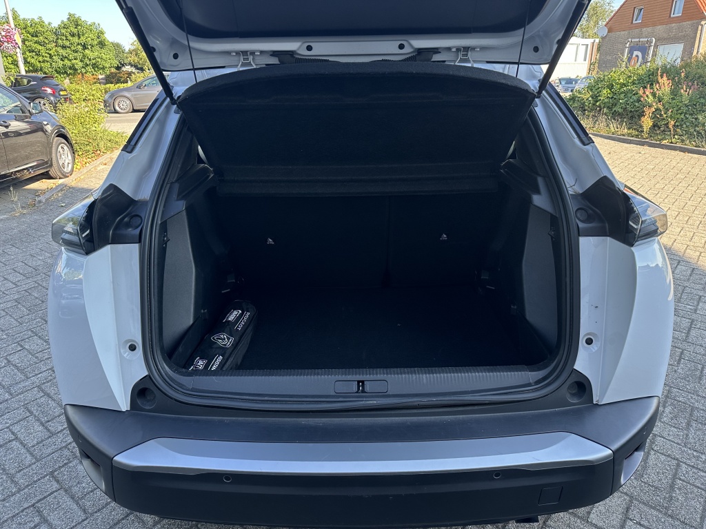 Peugeot 2008 Peugeot 2008 1.2 Allure 100 PK | CarPlay & Android Auto | Sensoren voor & achter |