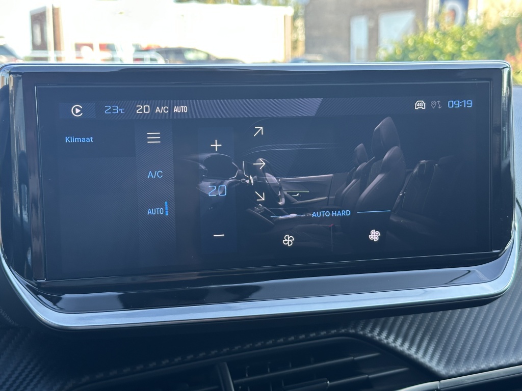 Peugeot 2008 Peugeot 2008 1.2 Allure 100 PK | CarPlay & Android Auto | Sensoren voor & achter |