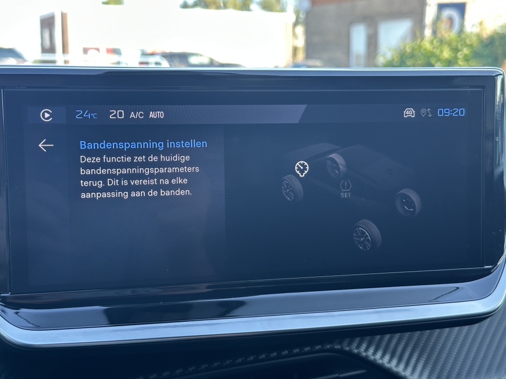 Peugeot 2008 Peugeot 2008 1.2 Allure 100 PK | CarPlay & Android Auto | Sensoren voor & achter |