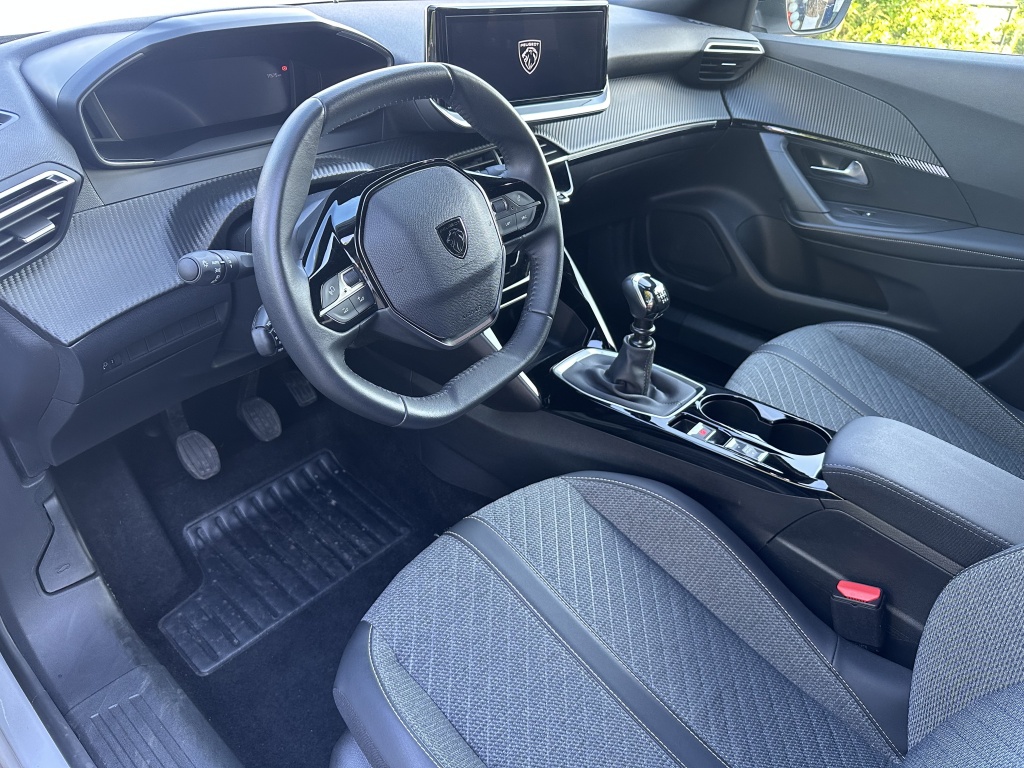 Peugeot 2008 Peugeot 2008 1.2 Allure 100 PK | CarPlay & Android Auto | Sensoren voor & achter |