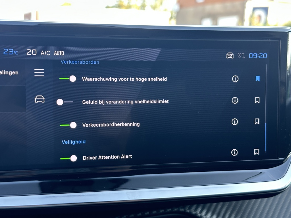 Peugeot 2008 Peugeot 2008 1.2 Allure 100 PK | CarPlay & Android Auto | Sensoren voor & achter |