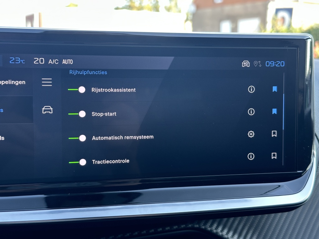 Peugeot 2008 Peugeot 2008 1.2 Allure 100 PK | CarPlay & Android Auto | Sensoren voor & achter |